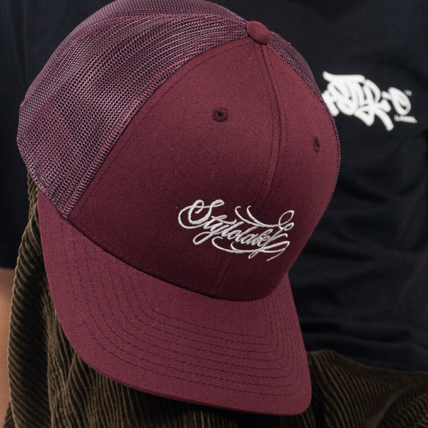 CURSIVE STYLOLABEL TRUCKER CAP (BURGUNDY)