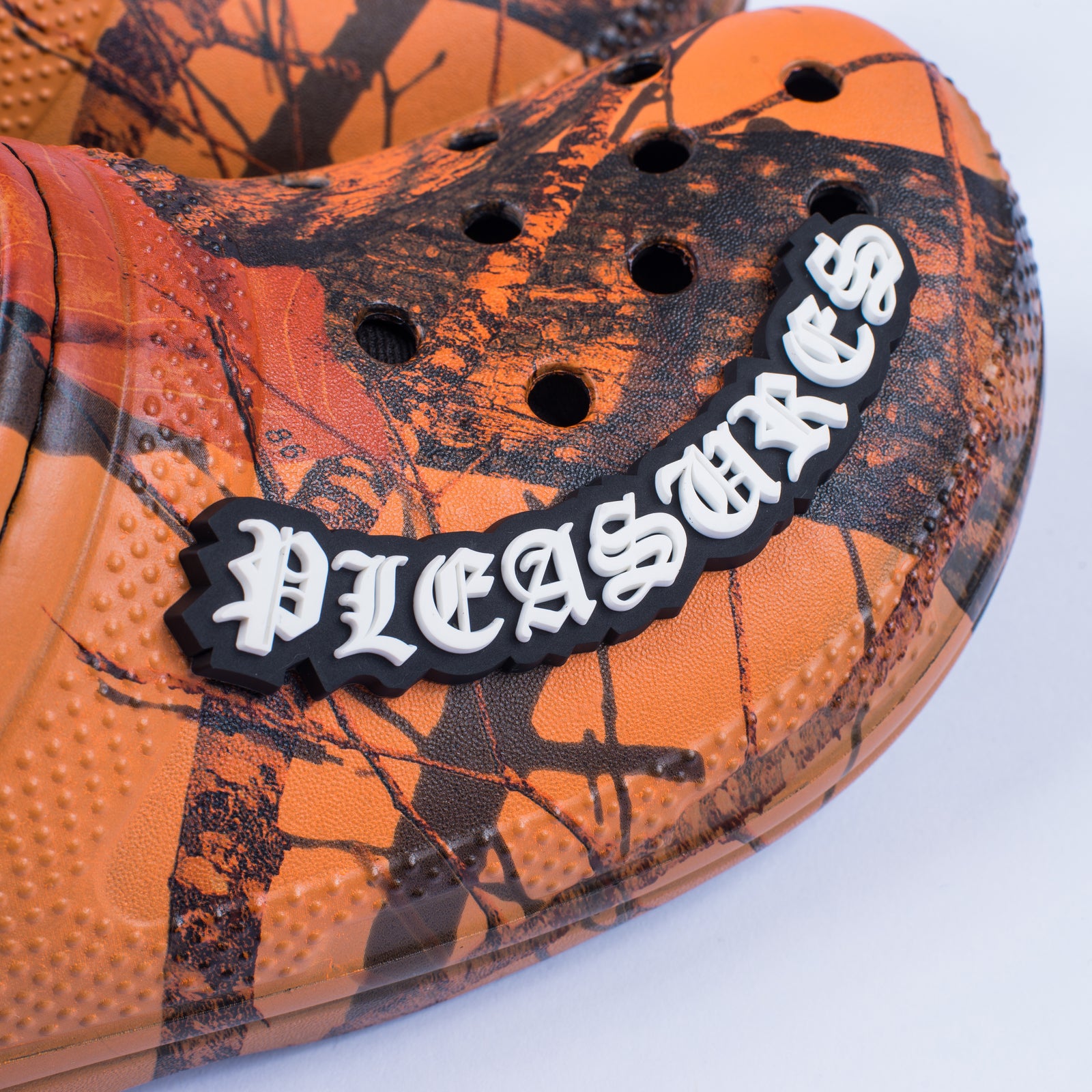 Mossy oak x pleasure Crocs PLEASURES Re-Unite With Crocs for Camo Clogs – PAUSE Online  main image 2